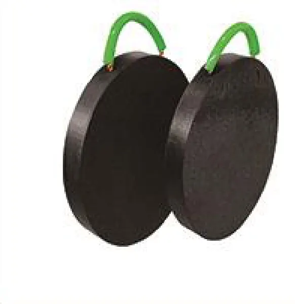 Round crane outrigger pads with lifting straps